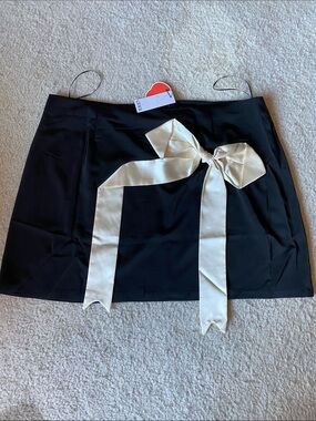 Very cool black skirt with creamy white bow on the front by Cider, size 3XL